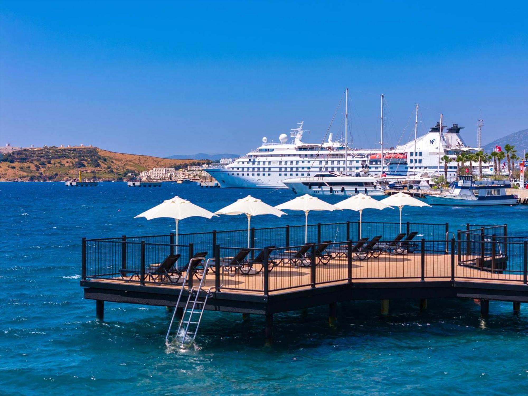 博德鲁姆拉布蓝达tmt度假村 外观 照片 Cruise ship at the port of Kos
